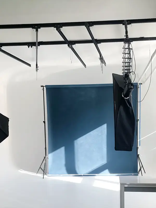 Fotografické pozadia — biela cykloráma a farebné pozadia v Daylight Studio Bratislava