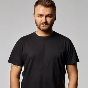 Neformálny biznis portrét muža v uvoľnenej atmosfére Daylight Studio Bratislava