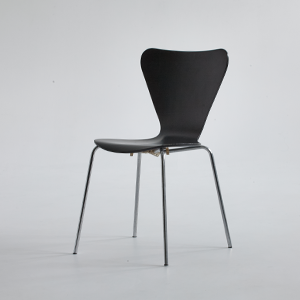 Čierna stolička — rekvizita na fotenie v ateliéri Daylight Studio Bratislava